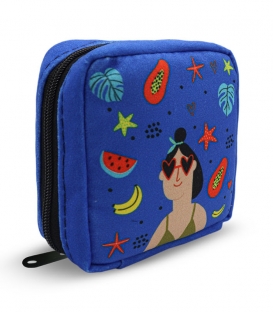 کیف نوار بهداشتی زیپ دار Hippo هیپو ابعاد 13×13 طرح دختر و میوه‌های تابستانی آبی کاربنی