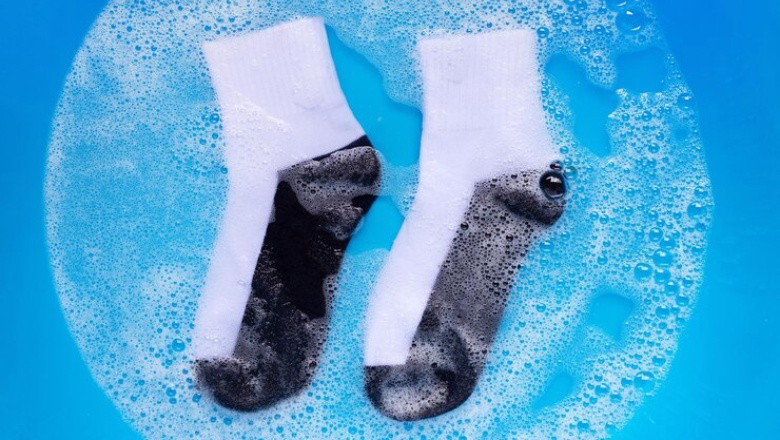 شستن جوراب‌ها در محلول آب و ماده شوینده