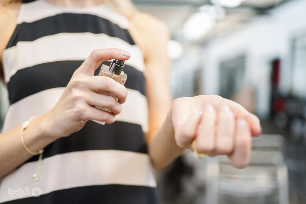 نمای نزدیک از اسپری عطر روی مچ دست