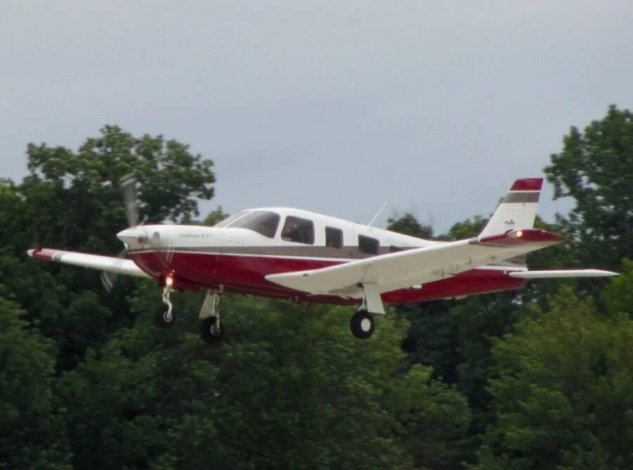 یک هواپیمای مشابه با هواپیمای تکموتوره «Piper Saratoga II HP» که جان اف. کندی جونیور در روز مرگ تراژیک خود با آن پرواز میکرد