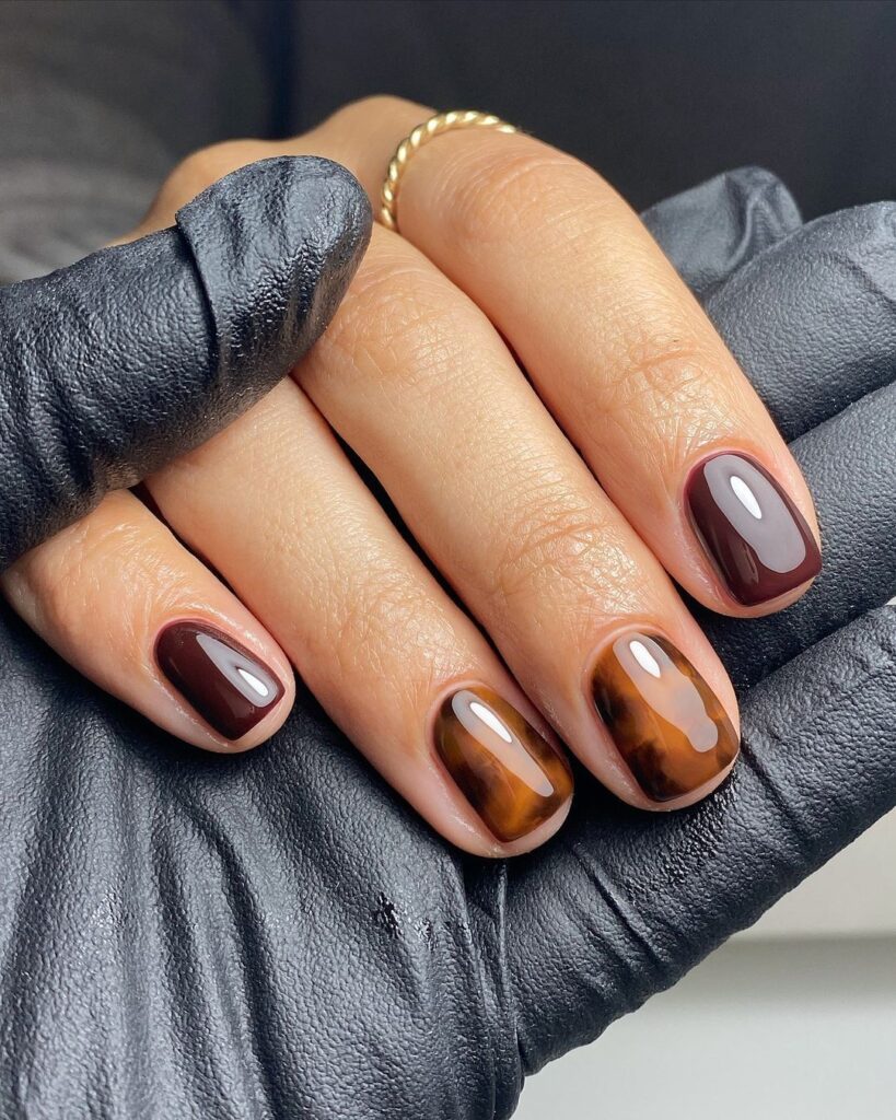 طرح ناخن Mix and Match با دیزاین متفاوت روی هر ناخن در سبک ترندی