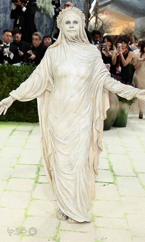 Heidi Klum mannequin-style Met Gala 2026 glamorous couture gown on the red carpet
