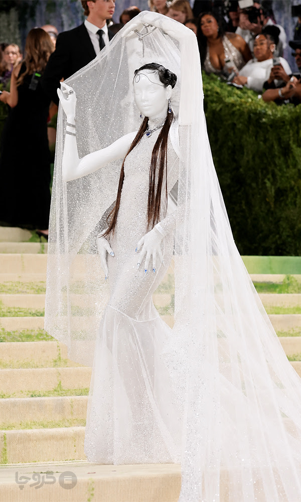 Lisa mannequin-style Met Gala 2026 black couture gown with platinum hair