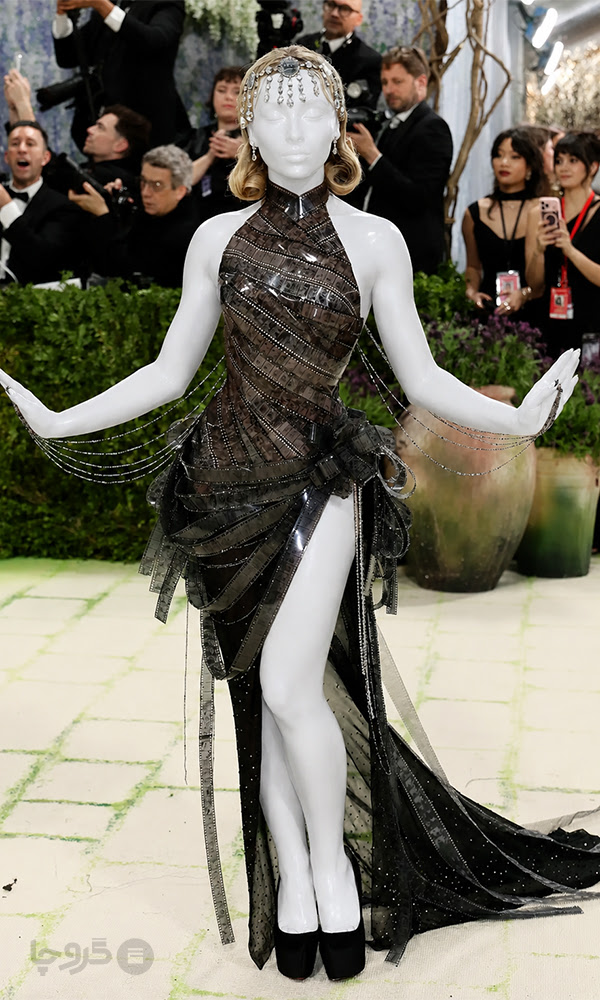 Sabrina Carpenter mannequin-style Met Gala 2026 red carpet couture look