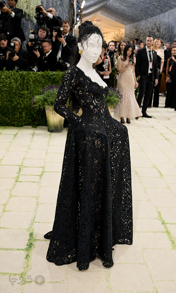 Zoë Kravitz mannequin-style Met Gala 2026 red carpet look with avant-garde styling