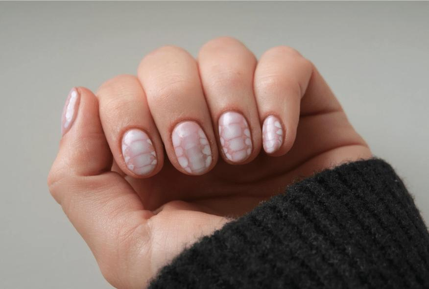 مدل ناخن بلومینگ ژل با افکت پخش رنگ و طراحی هنری نرم و جذاب