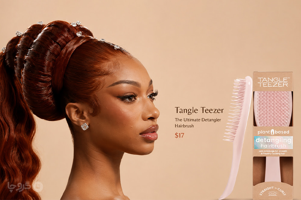 نمای نزدیک مدل با مدل موی حجیم قرمز در کنار برس Tangle Teezer The Ultimate Detangler Hairbrush