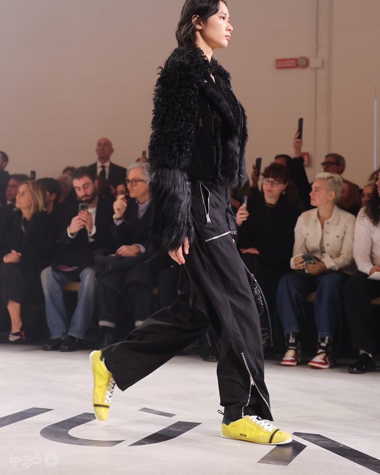 کتانی باریک و کم حجم در نمایش پاییز و زمستان ۲۰۲۶ Fendi؛ عکس: Jacopo Raule برای Getty Images، از گزارش Harper's Bazaar.